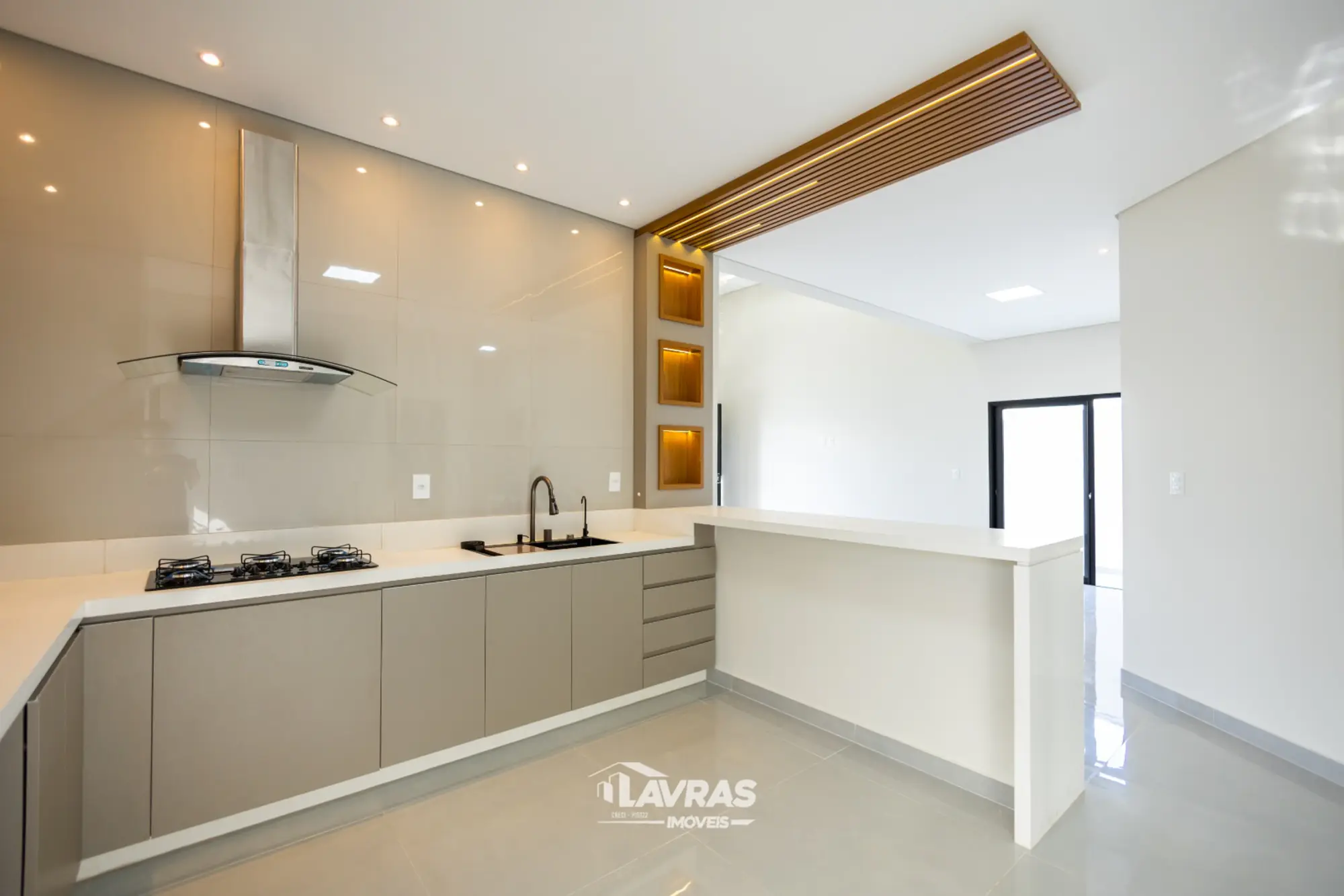 Cozinha contemporânea em tons neutros com nichos iluminados