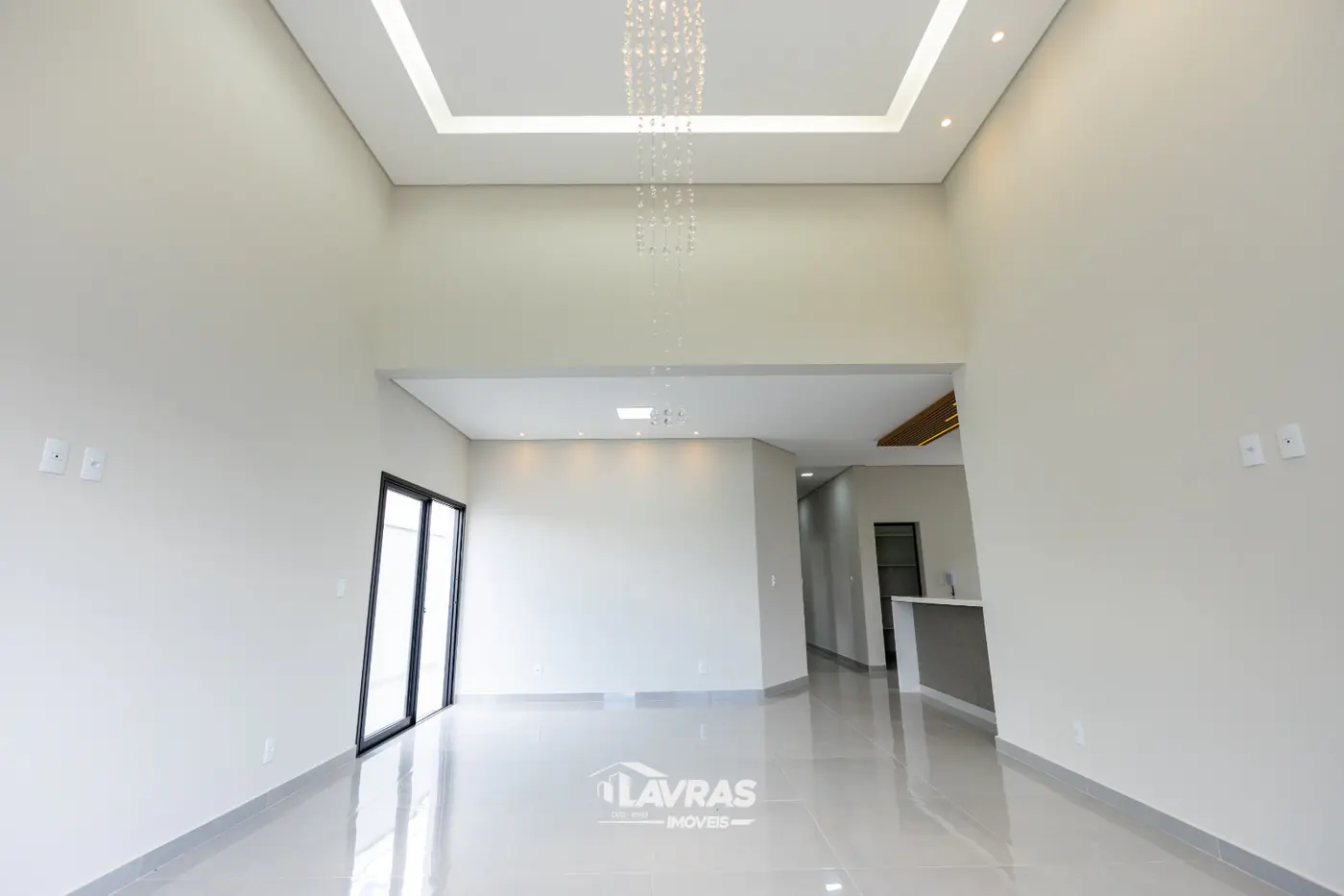 Sala ampla e clara com forro rebaixado iluminado
