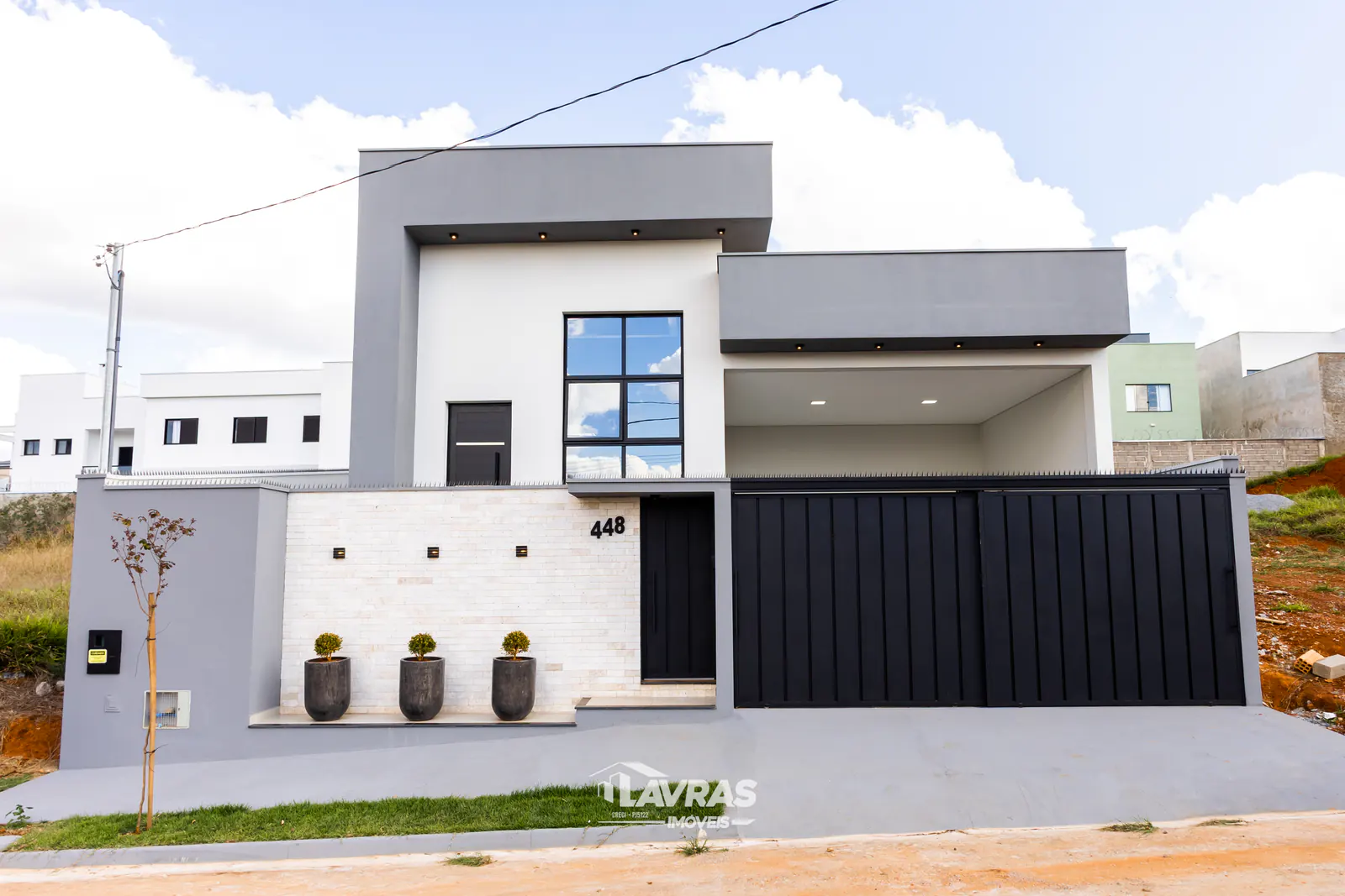 Fachada contemporânea do Residencial Santana, em Lavras