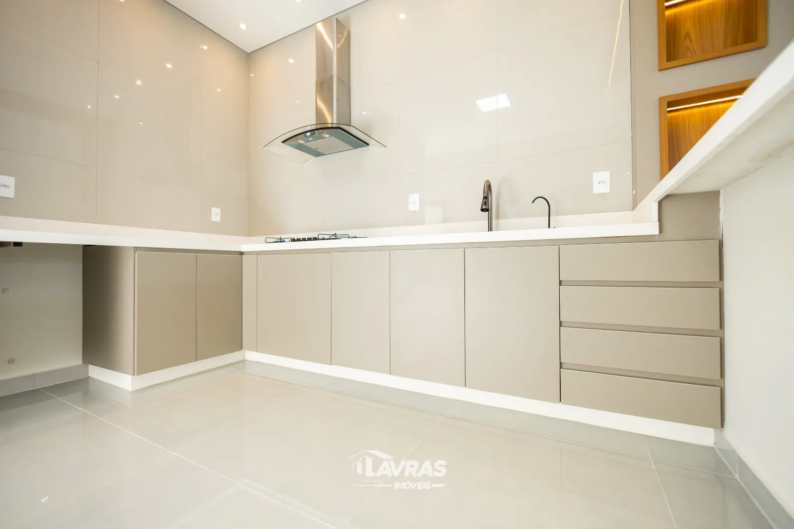 Cozinha planejada com cooktop e coifa