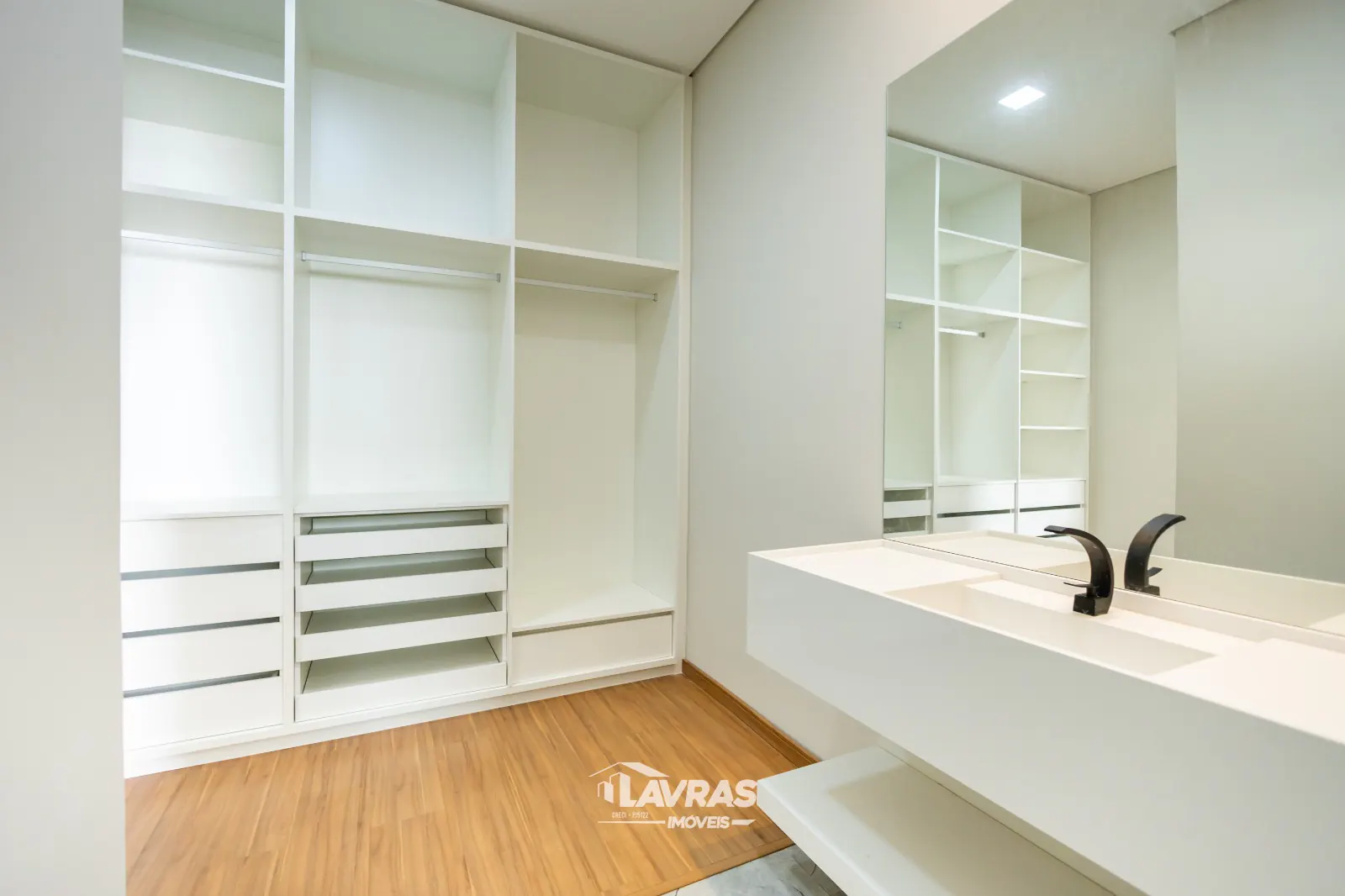 Closet de marcenaria planejada da suíte