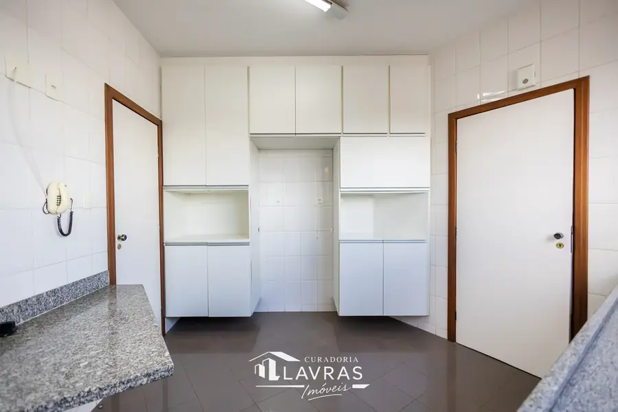 Cozinha com armários brancos